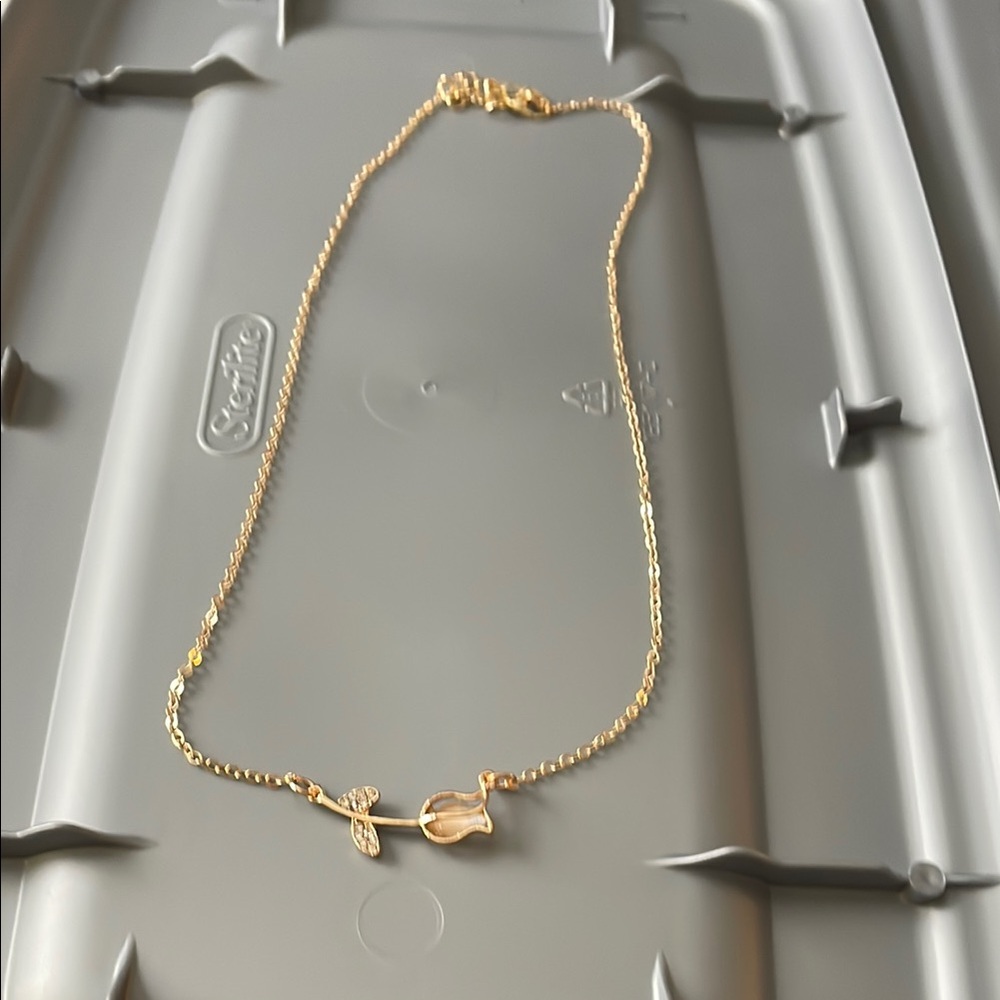 Elegant Gold Necklace with tulip Pendant